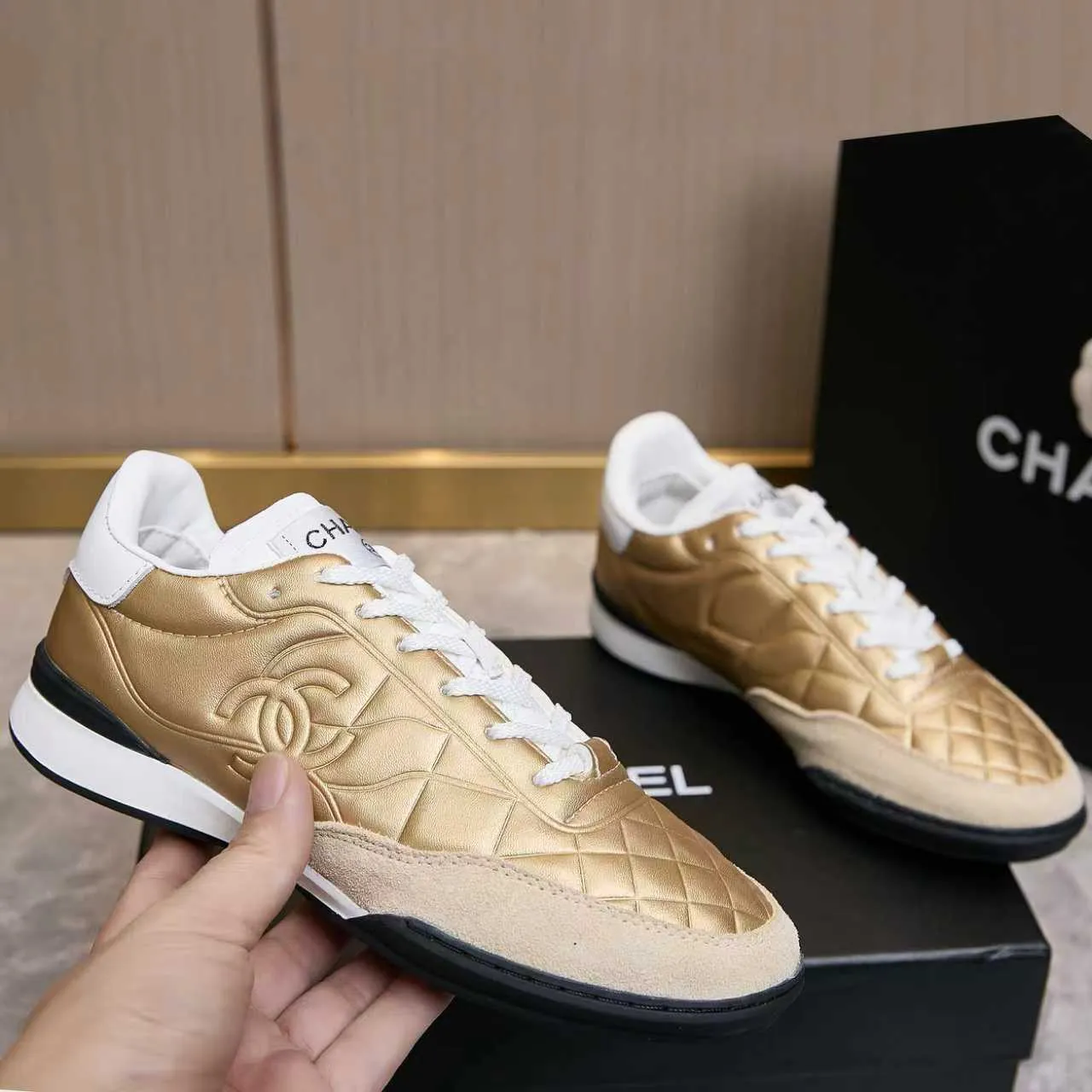 p560 Chanel Chanel - 2025 counter top casual sports shoes This classic design; the upper is electro-embroidered with a variety of craftsmanship; the outsole is fashionable and sporty; the extraordinary inclusion of a variety of color matching elements... The diversified mix and match is very beautiful and versatile, casual, fashionable, sports and outdoor can be taken into account... ꫛꫀꪝ Go➫ Materials: ❶Upper made of: Original imported mixed-breed sheep + craftsmanship ❷Inner uses: Original imported breathable sheepskin ❸ Outsole based on: Original TPU outsole Counter boutique packaging complete set Female 35–41 Male 39-45
